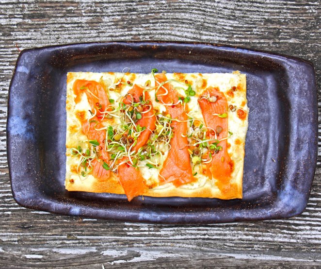 FlammkuchenLachsSprossen2-s